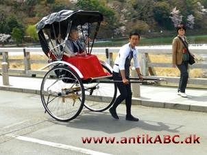 rickshaw (fra japansk) tohjulet kærre til personbefordring, trukket af mand eller trehjulet cykel, også til personbefordring